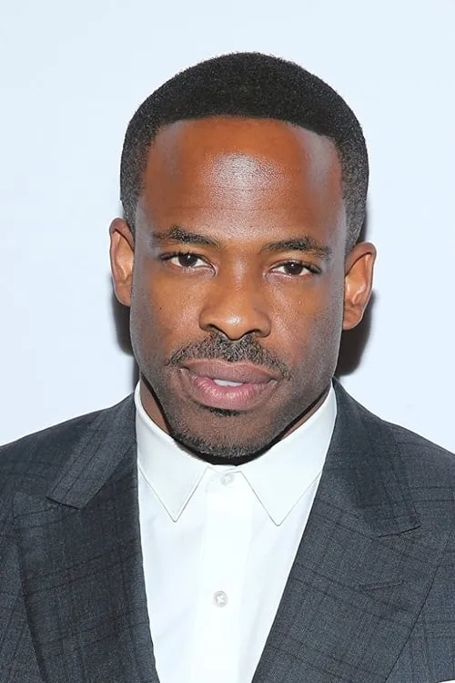 Chiké Okonkwo interpretando a Edmund Joseph