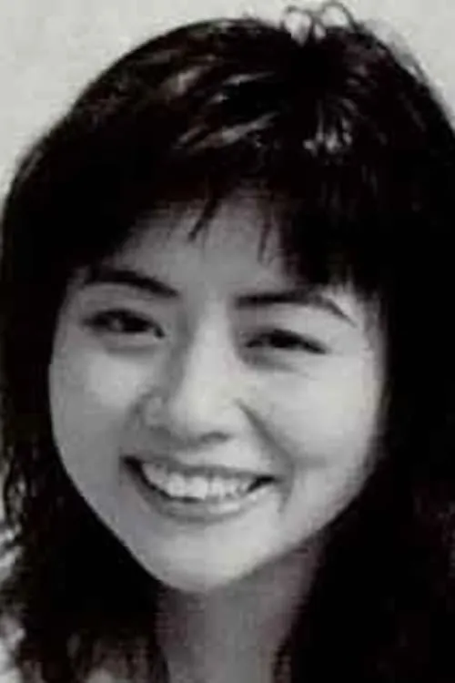 Chin Gwan interpretando a Lily