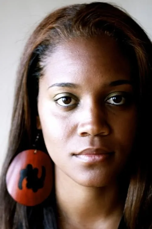 Chinaka Hodge interpretando a