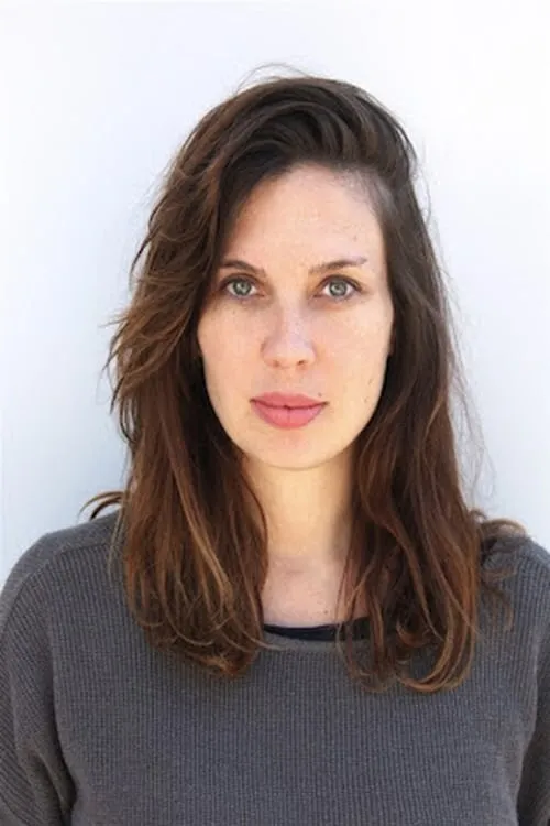 Chloé Catrin interpretando a Show assistant