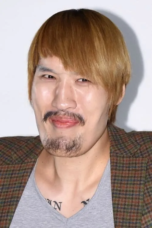 Choi Hong-man interpretando a Self