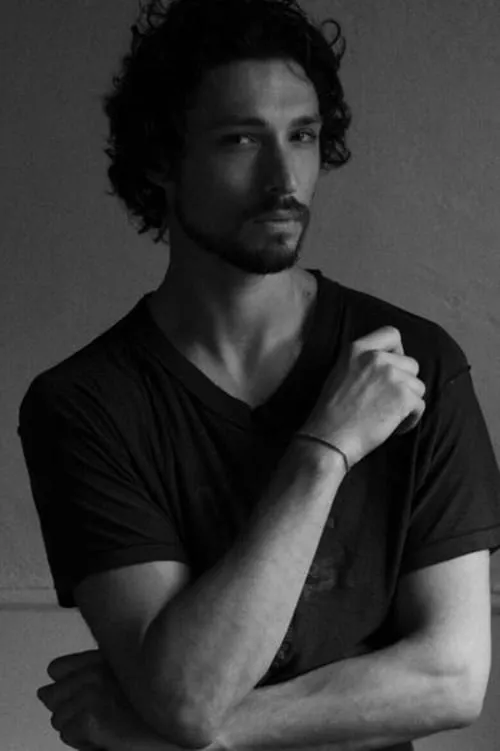 Chris Ackerman interpretando a Tattoo