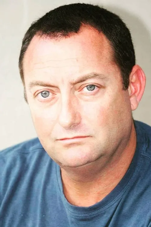 Chris Bartholomew interpretando a 