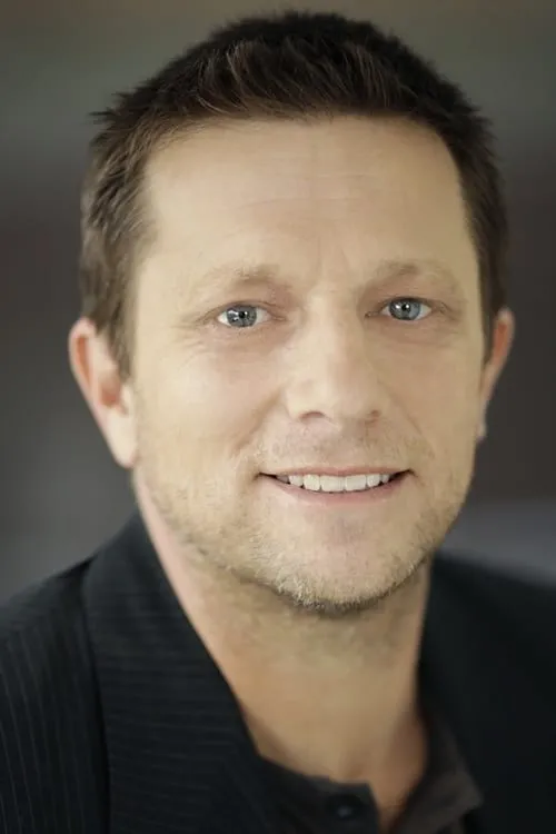 Chris Baz interpretando a Graham