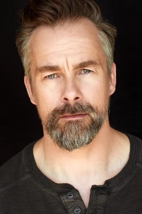 Chris Bradford interpretando a Sam