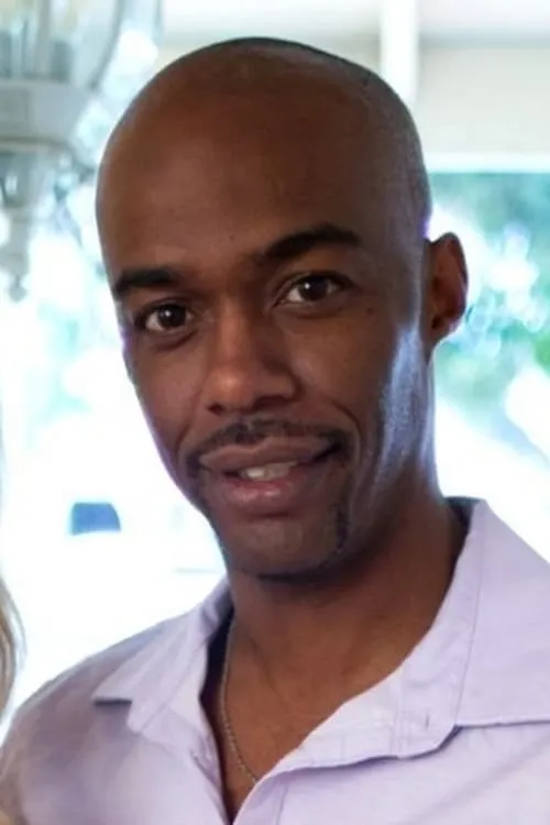 Chris Cock interpretando a Therapist