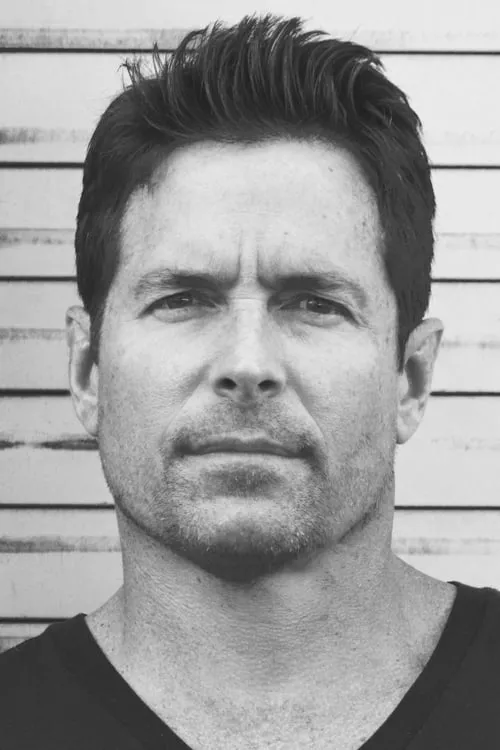 Chris Conrad interpretando a Eric McGowen