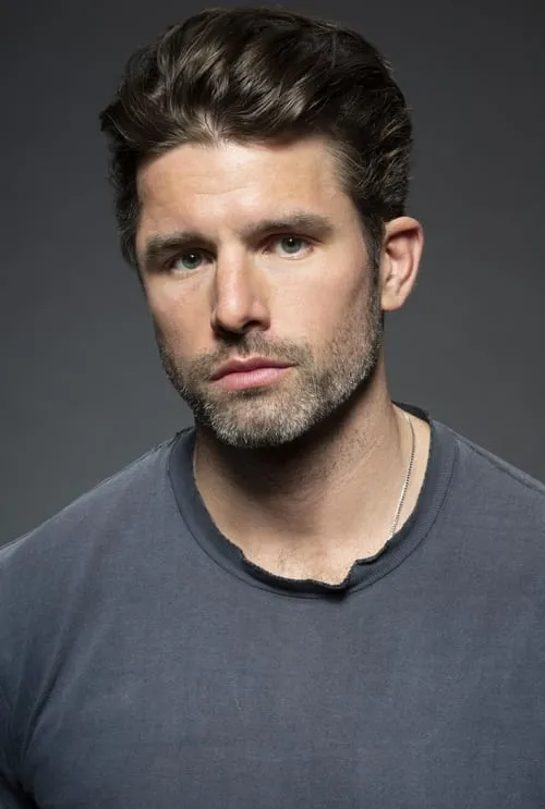 Chris Conroy interpretando a Wyatt