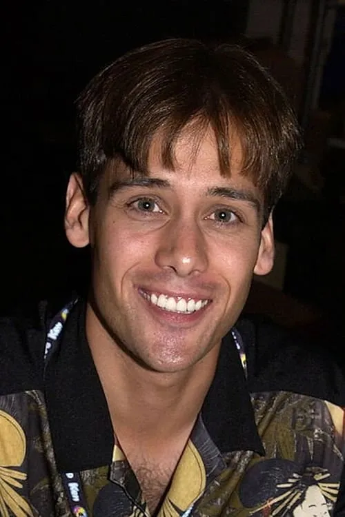 Chris Demetral interpretando a Dave