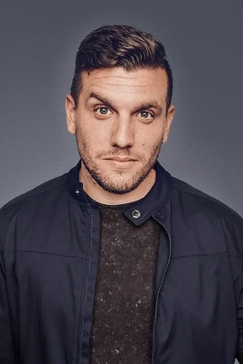 Chris Distefano interpretando a Self