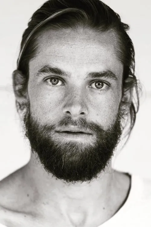 Michael Johnston ha trabajado con Chris Fisher en 1 ocasiones