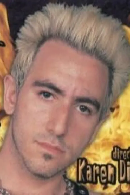 Chris Gil interpretando a