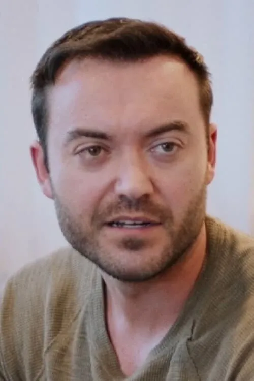 Chris Levine interpretando a Winifred 'Winny'/Freddy