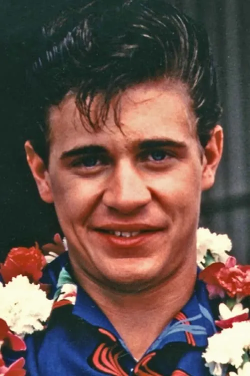 Chris Makepeace interpretando a Keith