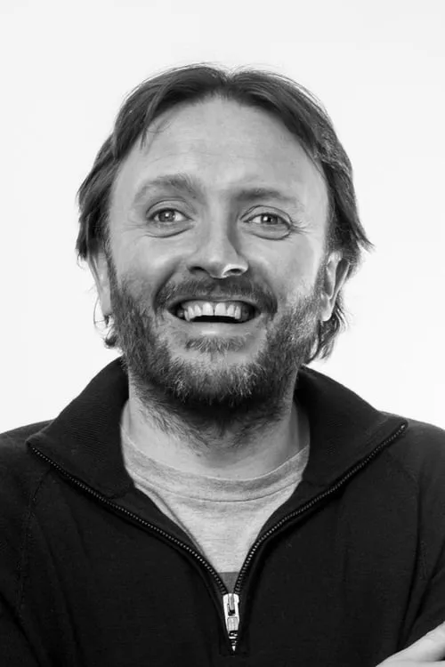 Chris McCausland interpretando a Self