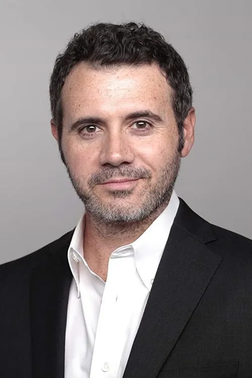 Chris McDonnell interpretando a McDick