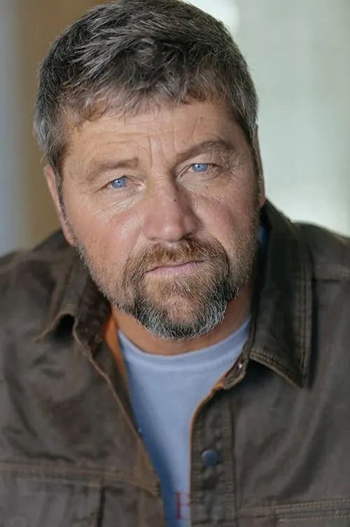 Chris Mullinax interpretando a Detective Kehoe