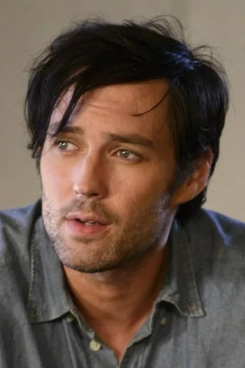 Chris Riedell interpretando a Eli Morton