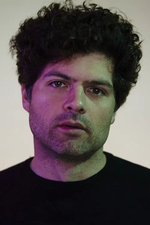 Chris Roberti interpretando a 