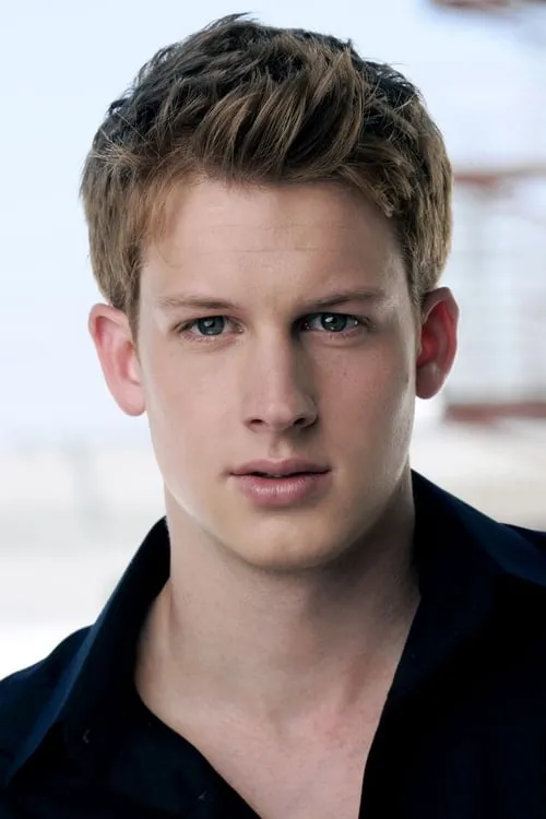 Chris Sheffield interpretando a Levi Collins