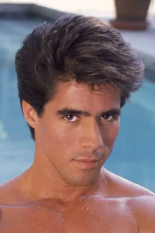 Chris Stone interpretando a