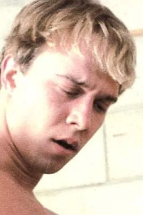 Chris Taylor interpretando a Chris