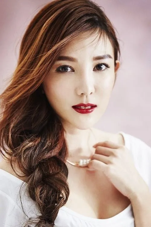 Chris Tong interpretando a Xiao Ju