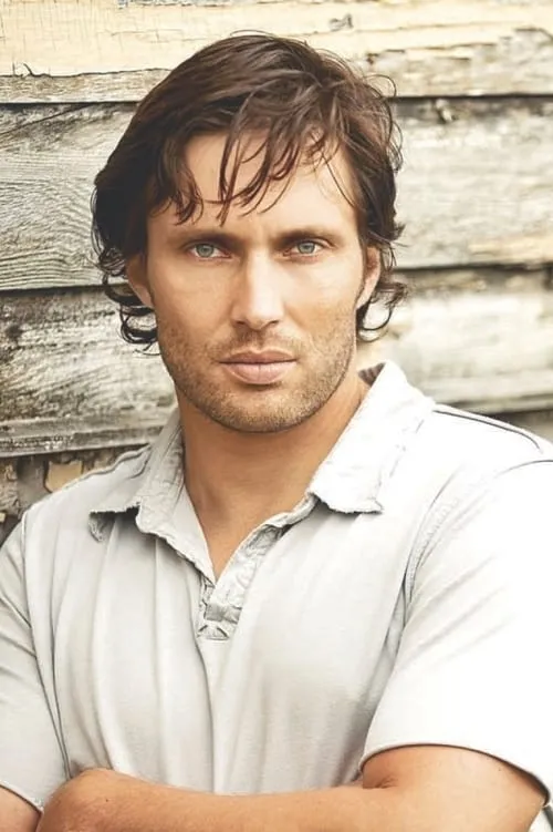 Chris Webb interpretando a Monster