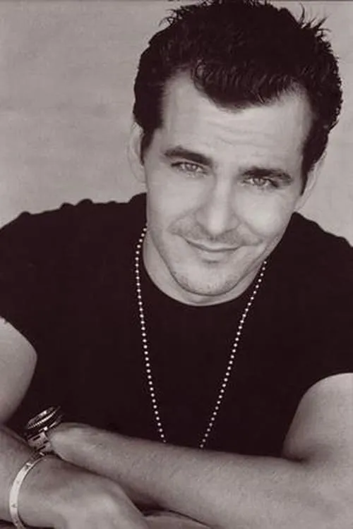 Christian Bocher interpretando a Mark