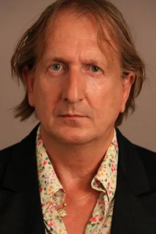 Christian Mazucchini interpretando a Maître Émile Bartoli