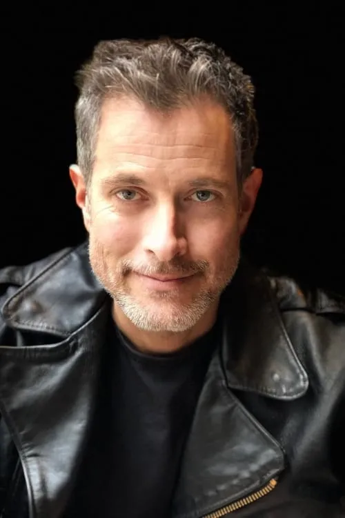 Christian Patrick interpretando a Leather Man