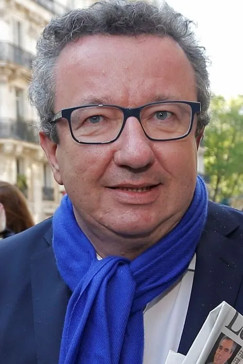 Christian Paul interpretando a Detective Levine