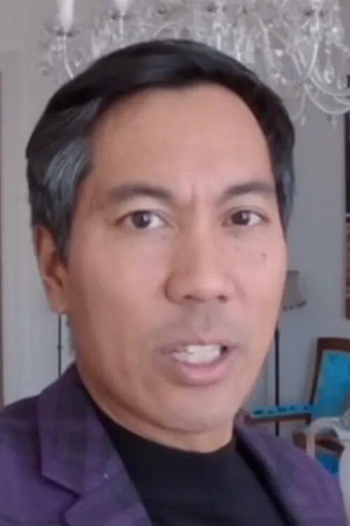 Christian Strand interpretando a Moon