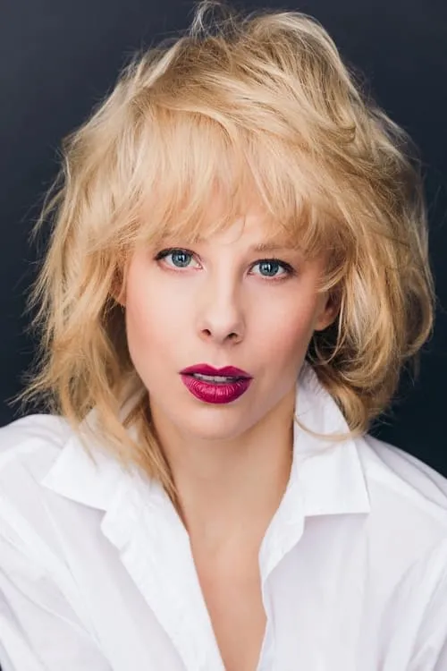 Christina Toth interpretando a Alice