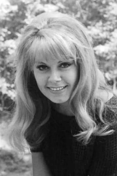 Christine Aurel interpretando a Helga