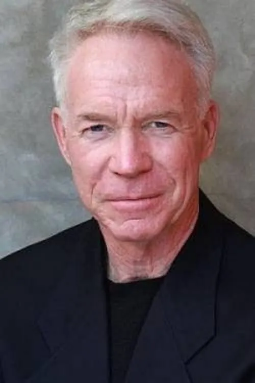 Christoph Krisea interpretando a Captain Noah Brin