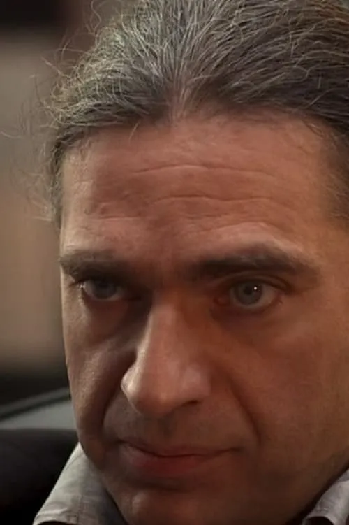 Christophe Bier interpretando a hotel receptionist