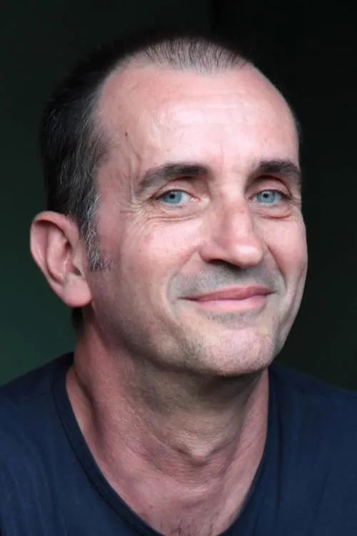 Christophe Sardain interpretando a Militaire barrage