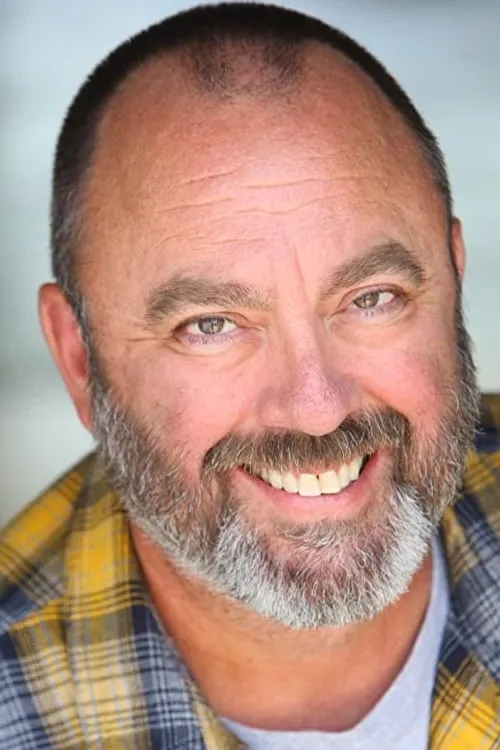 Christopher Darga interpretando a Steve