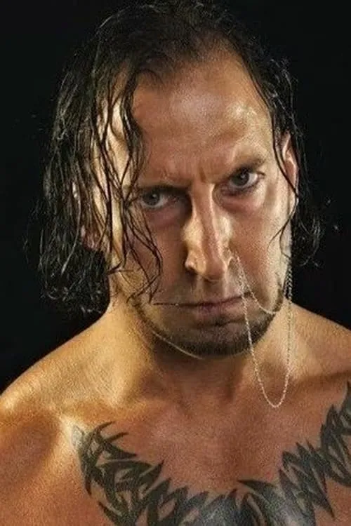 Christopher Ford interpretando a Devon Storm