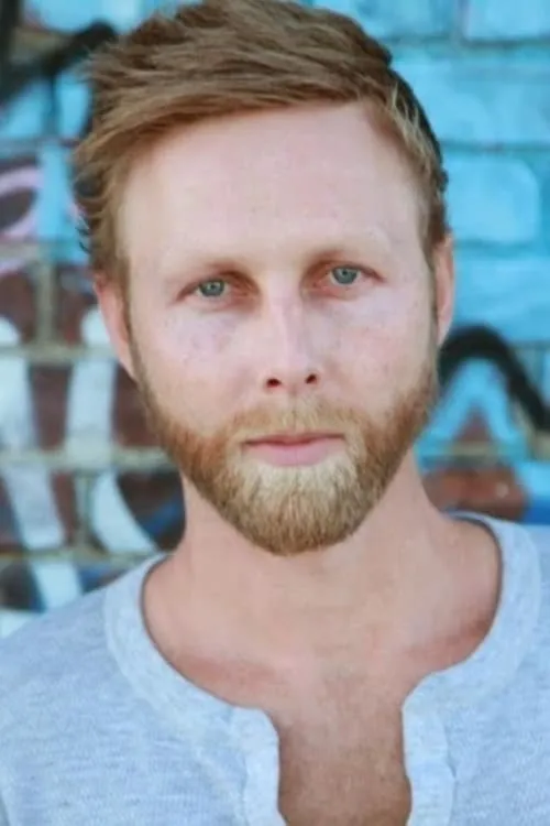 Christopher Heard interpretando a Officer Bruce Durant