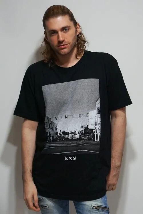 Christopher McCombs interpretando a 