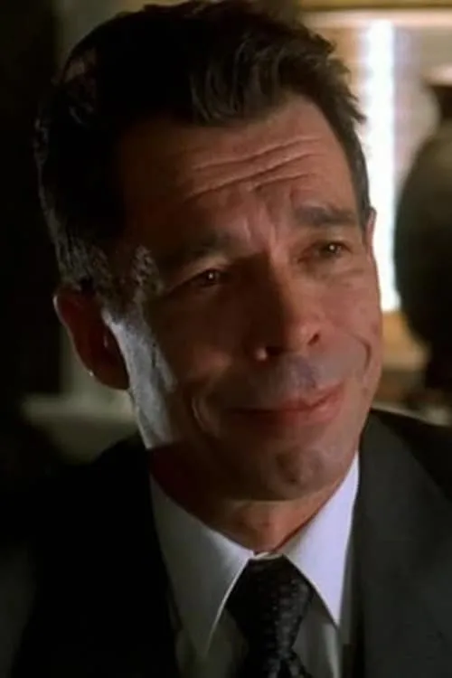 Christopher Pate interpretando a Richard Gray