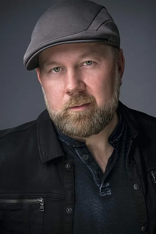 Christopher Sabat interpretando a Radio Host