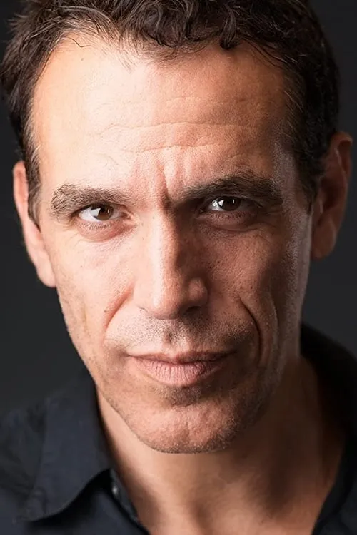 Christopher Sciueref interpretando a The Suit