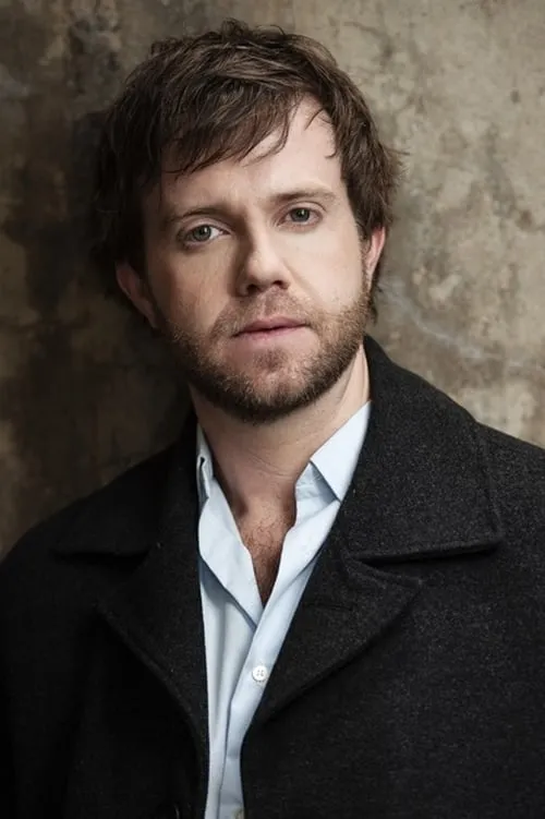 Christopher Sommers interpretando a Pauly