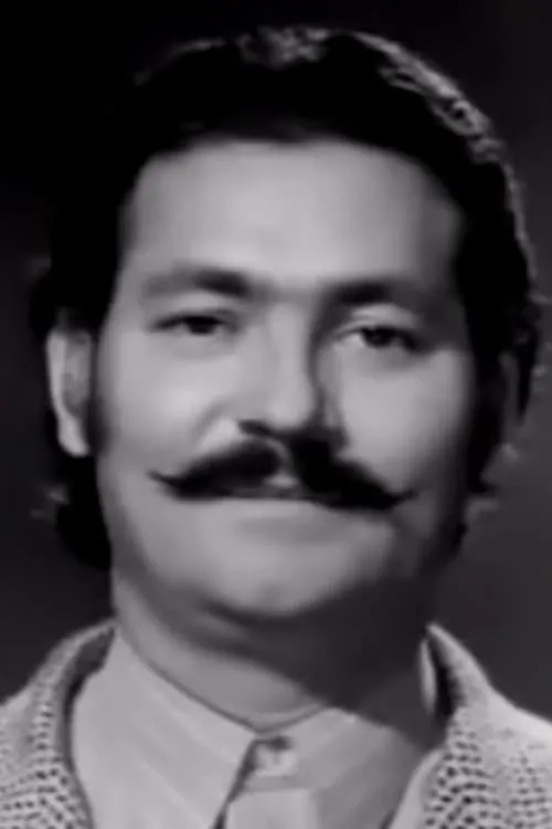 Christos Natsios interpretando a