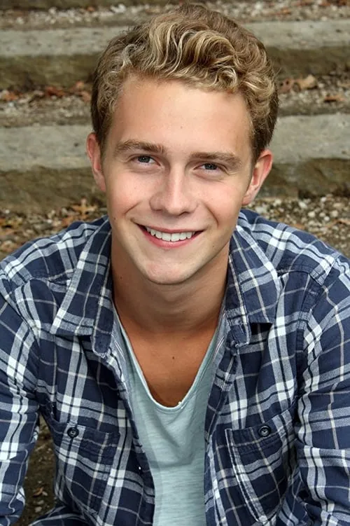 Ciaran Brown interpretando a Young Michael