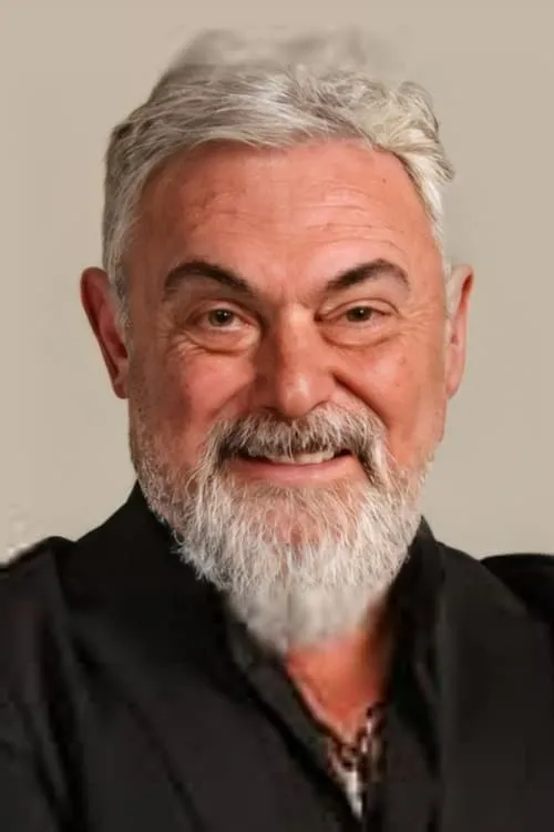 Cihan Okan interpretando a 