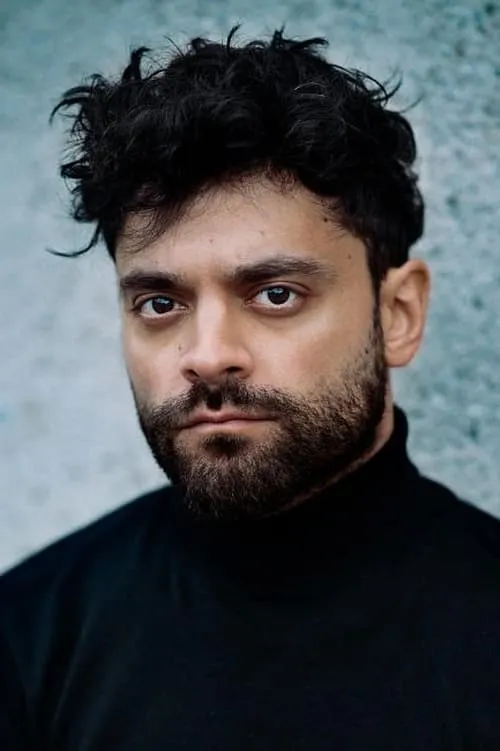 Cino Djavid interpretando a Ede Koschinski